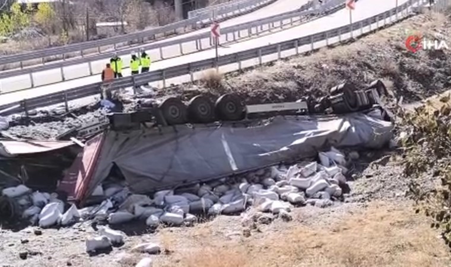 Yayla yolu yine can aldı: TIR şarampole yuvarlandı, araçtan atlayan sürücü hayatını kaybetti